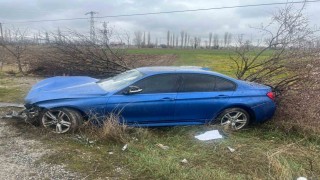 Şarampole giren otomobilde 3 kişi yaralandı