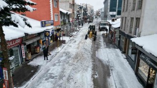 Sarıkamışta beyaz mesai: 600 kamyon kar şehir dışına taşındı