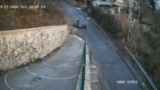 Sarıyerde bozuk yolun sebep olduğu kaza kamerada: 1 yaralı