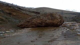 Sasonda yamaçtan düşen kaya, köy yolunu ulaşıma kapattı