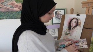 Savaşın içinden doğan sanatçı: Kadınların hikayesini tuvale yansıtıyor