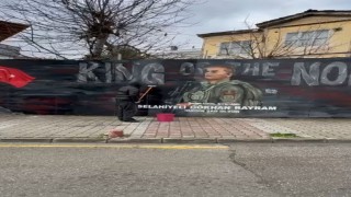 Şehidin resmini grafiti yapan gence Başkan Doğandan hediye