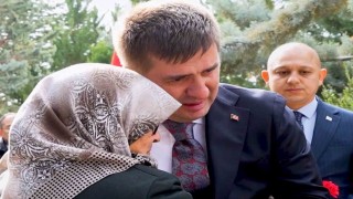 Şehit annesinin sözleri yürekleri burktu, Vali gözyaşlarını tutamadı