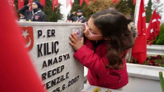 Şehitleri Anma Gününde anlamlı öpücük