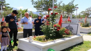 Şehitlikte arife günü hüzünlü buluşma