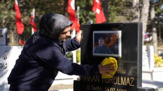 Şehitlikte temizlik yapan kadınların duygusal anları