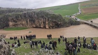 Sele kapılan traktördeki 4 kişi kurtarıldı