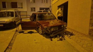 Sevgilisinden ayrılan genç sokak ortasında aracını parçaladı