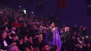 Sevilen sanatçı Duru Didimde vatandaşlar ile buluşturdu