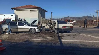 Seydişehirde otomobiller çarpıştı: 2 yaralı
