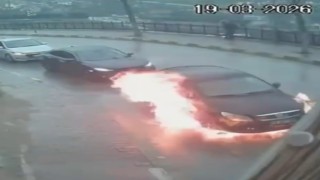 Seyir halindeki otomobil alev topuna döndü