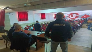 Siber polisi öğrencileri sanal dünyadaki risk ve tehditler hakkında bilgilendiriyor