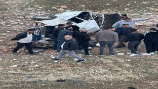 Siirtte devrilen otomobil hurdaya döndü: 3 ağır yaralı