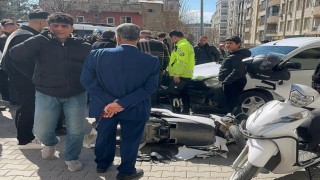 Siirtte hafif ticari araçla çarpışan motosikletli yaralandı