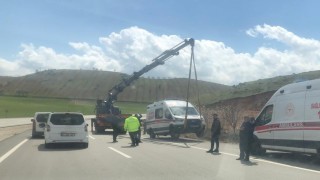 Siirtte hasta taşıyan ambulans devrildi