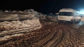 Siirtte kar ve heyelan ulaşımı aksattı. Mahsur kalan vatandaşlar kurtarıldı