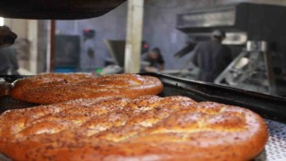 Siirtte öğrenciler Ramazanda günlük 7 bin ekmek çıkarıyor