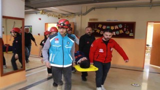 Siirtte öğrencilerle deprem tatbikatı