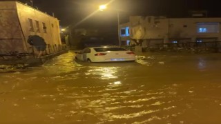 Siirtte sağanakta göle dönen yollarda araçlar mahsur kaldı