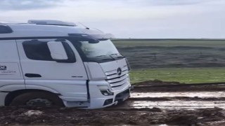 Siirtte TPAOya ait tır çamura saplandı, köylüler seferber oldu
