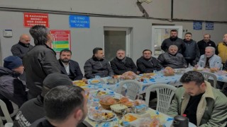 Sincan Belediye Başkanı Ercan gece mesaisi yapan belediye çalışanlarıyla sahur yaptı