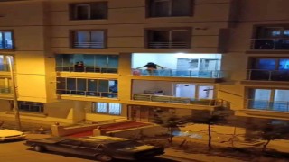 Sinir krizi geçiren genç kadın balkonundaki eşyaları yola fırlattı