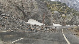 Şırnak-Beytüşşebap yolundaki heyelan nedeniyle trafik akışı durdu
