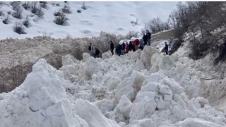 Şırnakta facianın eşiğinden dönüldü: Öğrencileri taşıyan servis çığ altında kalmaktan son anda kurtuldu