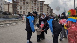 Şırnakta polis Nevruz etkinliklerine katılan çocuklara pamuk şeker ve balon dağıttı