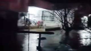 Şırnakta şiddetli yağış: Köy yolları göle döndü