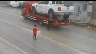 Şırnakta yola fırlayan çocuk, sürücünün manevrasıyla ölümden döndü