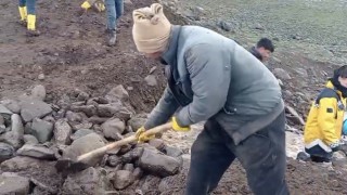 Siverekte hasar gören sulama göletini vatandaşlar onardı