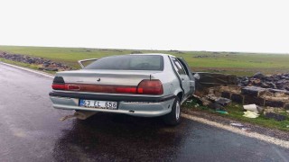 Siverekte otomobil köprü duvarına çarptı: 5 yaralı
