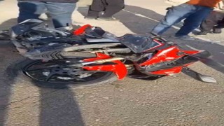 Siverekte otomobille çarpışan genç motosikletli hayatını kaybetti