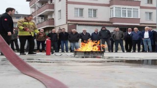 Şoförler yangın tüpü ile yangını söndürdü