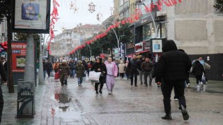 Soğuk hava ve yağmur bayram alışverişine engel olamadı