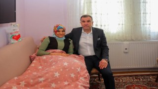 Sosyal medya üzerinden pasta-börek satarak geçimini sağlayan aileye Vali Eldivandan moral ziyareti