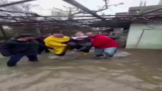 Suların yükseldiği evinde mahsur kalan felçli adamın yardımına Kızılay ekipleri yetişti