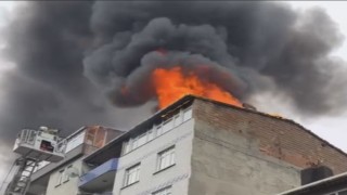 Sultangazide 6 katlı binada yangın paniği yaşandı, 2 kişi dumandan etkilendi