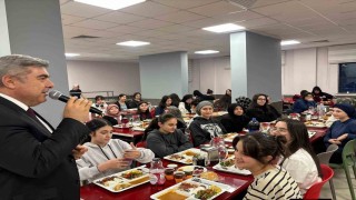 Sünnetci, iftar programında öğretmen ve öğrenciler ile bir araya geldi