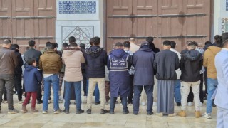Suriyede camileri dolduran Müslümanlar bayram namazını kıldı