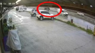 Sürücüsü markete gitti, el freni çekilmeyen otomobil ana yola çıktı