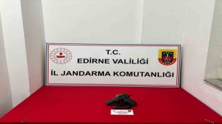 Tabancayla ateş ederken arkadaşını yaraladı