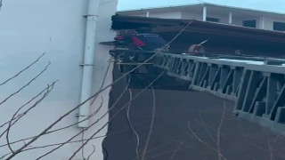 Takıldığı ipte asılı kalan güvercin kurtarıldı