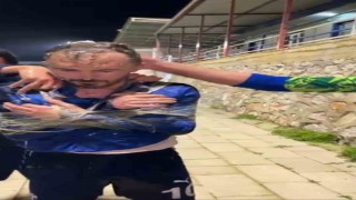 Takım arkadaşlarını koli bandıyla bağlayıp sirkeyle yıkadılar