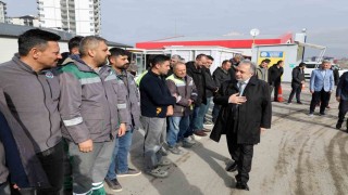 Talasta bayram coşkusu: Başkan Yalçın personelle kucaklaştı