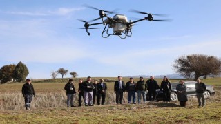 Tavas Belediyesinden çiftçiye dronlu gübreleme desteği