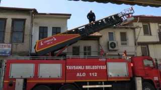 Tavşanlıda çatı yangını paniğe neden oldu, hatalı parklar itfaiyeye zor anlar yaşattı