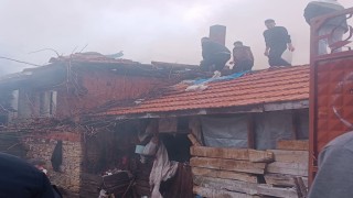 Tavşanlıda korkutan yangın, iki katlı ev kullanılamaz hale geldi