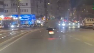Tek teker kaldıran motosikletli trafiği böyle tehlikeye attı